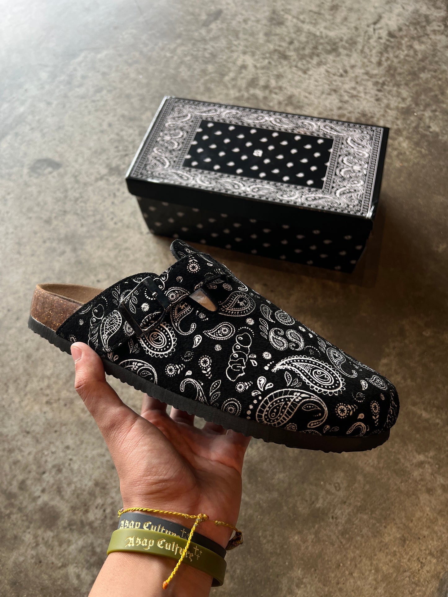 BLACK MF CLOGS