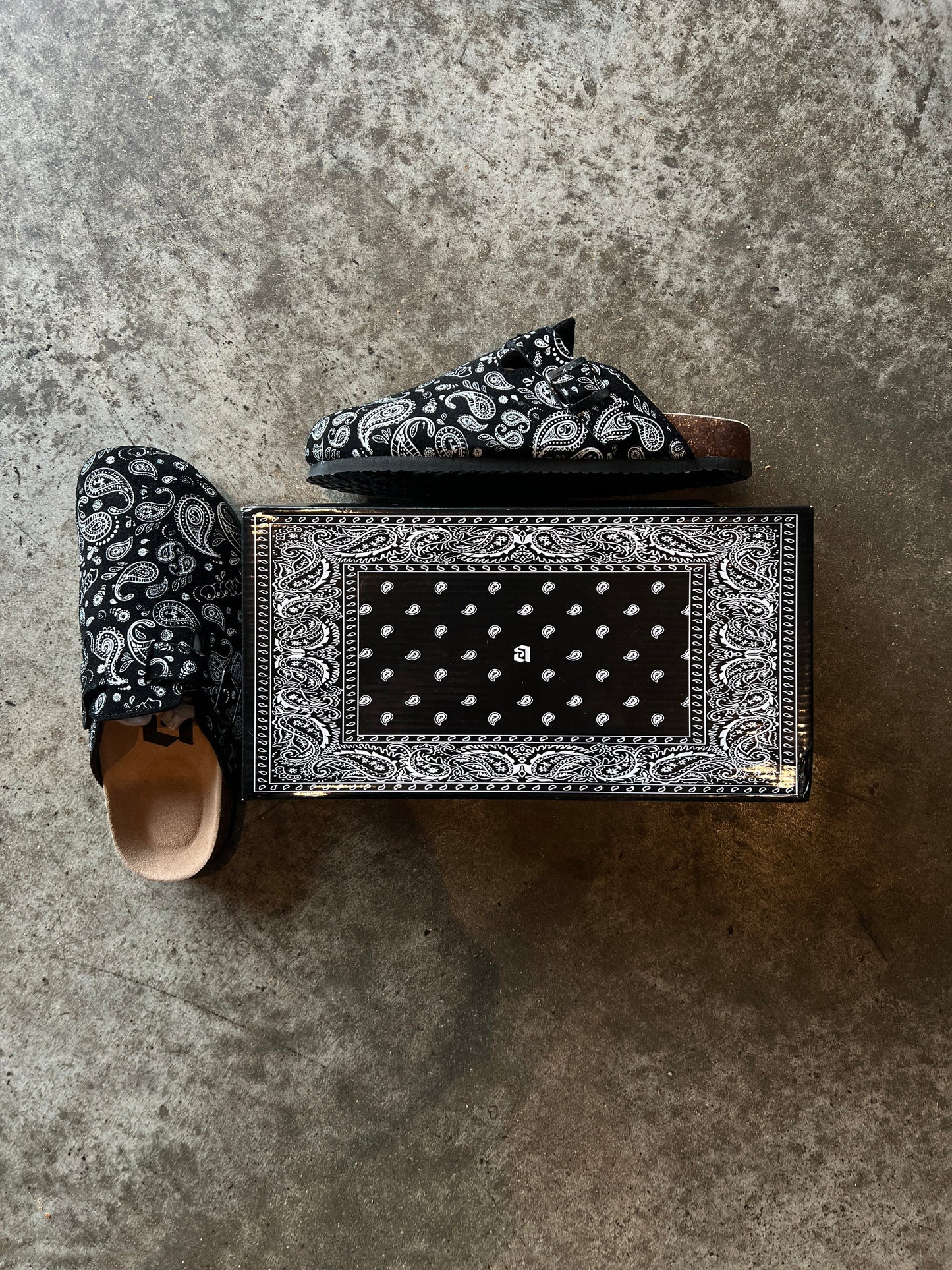 BLACK MF CLOGS